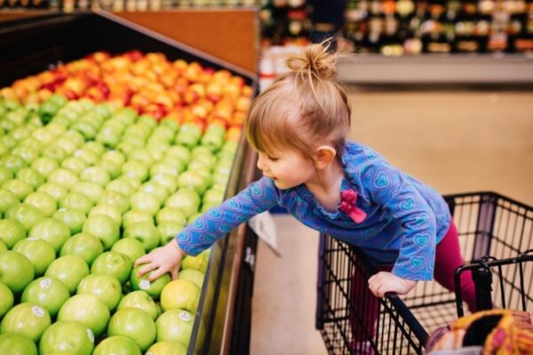 Tạo môi trường tiếng Anh về chủ đề hoa quả giúp trẻ nhớ từ vựng nhanh và lâu hơn