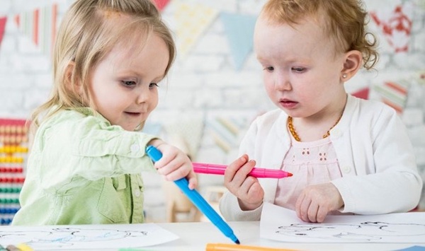Tập cho bé tô màu để bé quen và nhớ về màu sắc